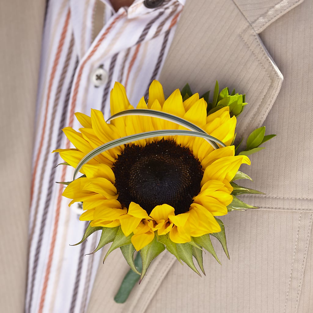 Free Spirit Boutonniere – A Heavenly Florist, Newport News VA